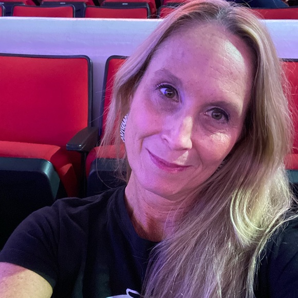 Meet your Posher, Andrea - Picture 2 of 3